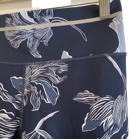 Athleta Floral Sonic Athletic Capri Navy Small - Picture 4 of 11